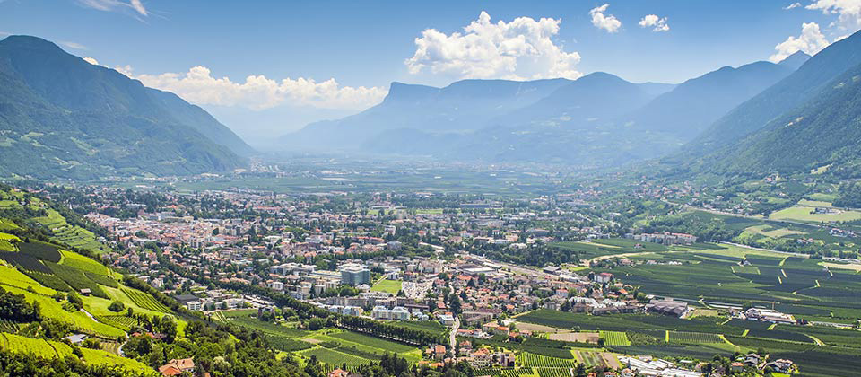 Vista dall'alto di Merano e dintorni durante una giornata estiva