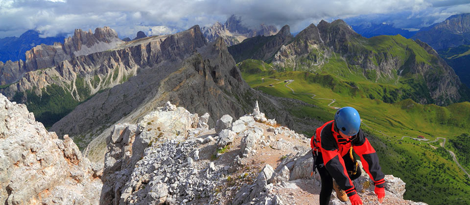 Scalatore si gode il panorama dell'Alto Adige nelle Dolomiti