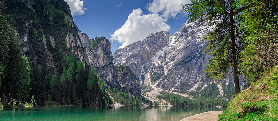 Il lago di Braies immerso tra montagne e boschi
