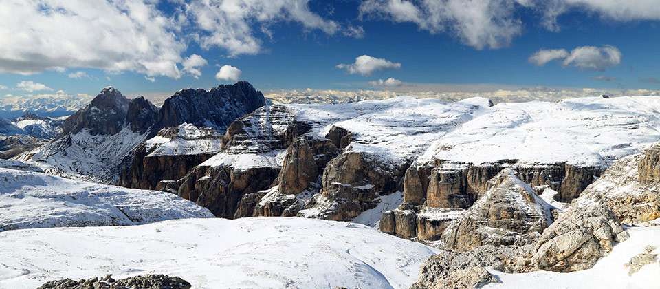 Montagne innevate nelle Dolomiti altoatesine durante l'inverno