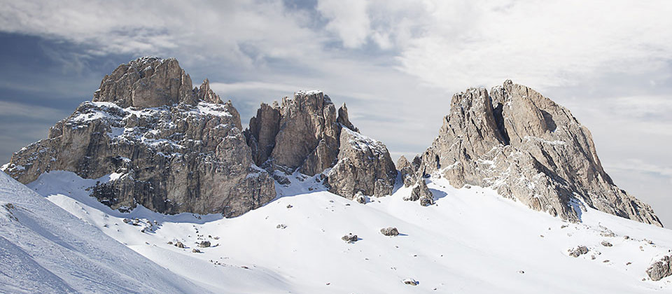 Le Dolomiti viste dalla Val di Fassa avvolte dalla neve durante i mesi invernali