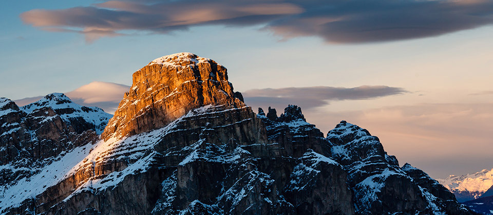 Sassongher nell'area sciistica di Corvara tinta di rosso dai raggi solari