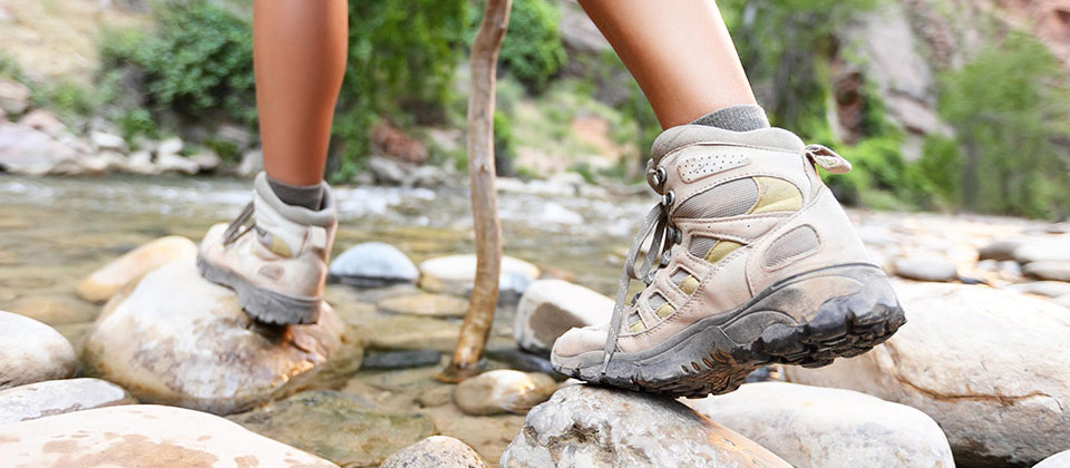 Prove di equilibrio su sassi in riva a un fiume a Plan de Corones