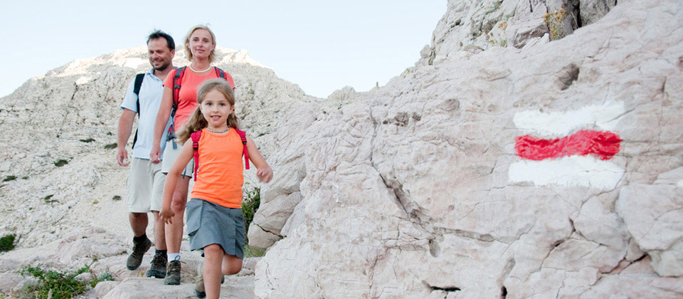 Famiglia che trova il sentiero giusto grazie a rocce segnavia