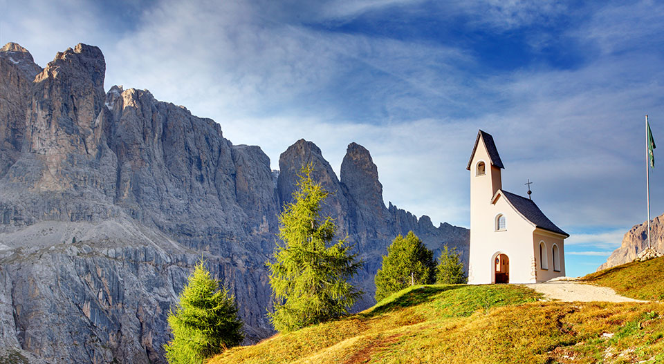 Eine einsame kleine Kirche mitten in den Dolomiten-Alpen