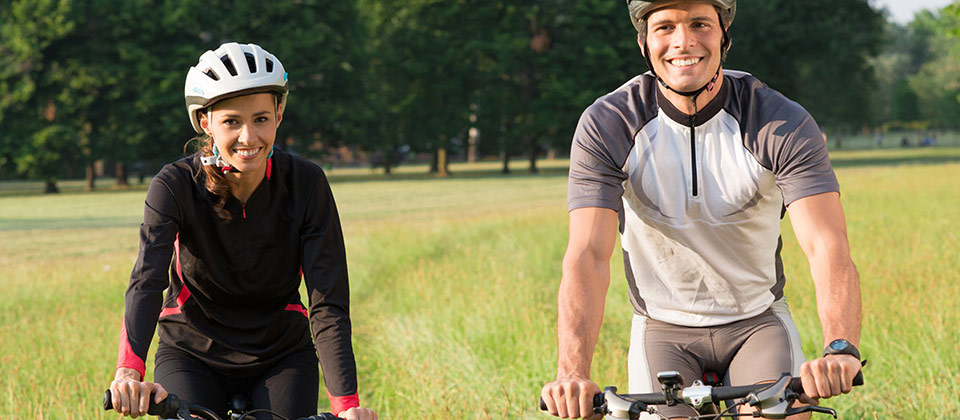 Ein Paar auf einer Mountainbike Strecke mitten in einer Wiese in Südtirol