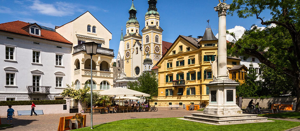 Der Platz mit Statue hinterm Dom im alten Stadtteil von Brixen 