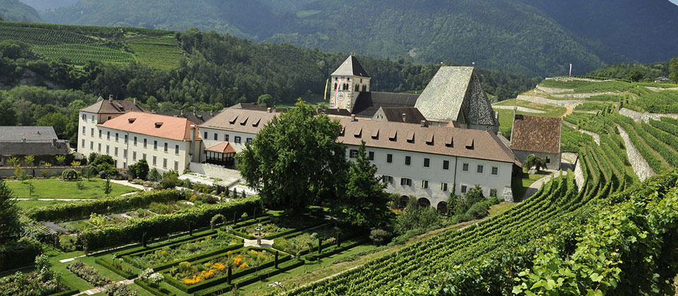 Das Kloster Neustift umgeben von Reben in den Nähe von Brixen